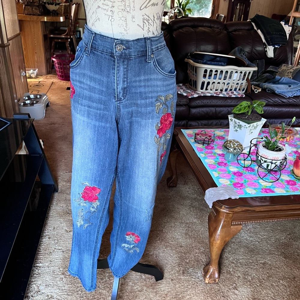 Women’s Vintage America denim jeans with embroidered red roses 🌹 size 16W.